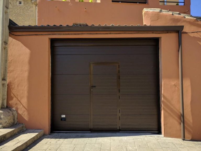 Puertas abatibles para garajes en Logroño