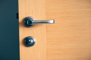 ▷ Instalación De Puertas En Logroño | Instaladores limpiar puerta pvc
