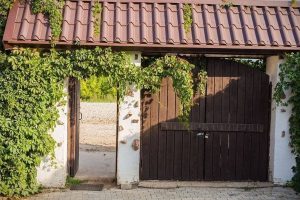 Puerta de madera en una finca