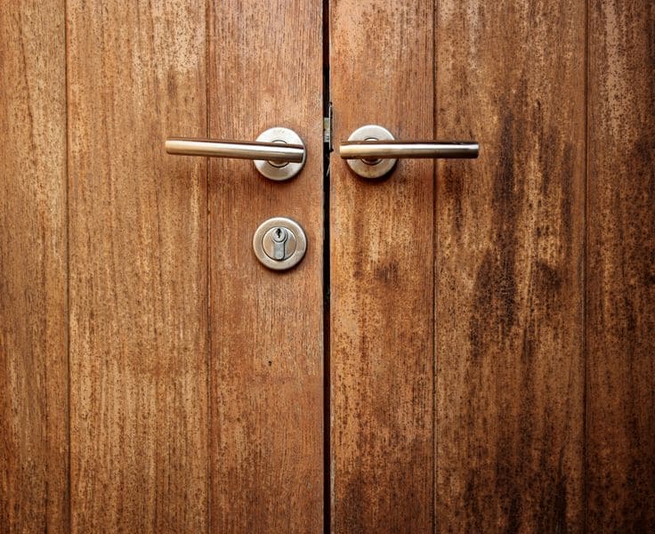 puerta de madera con dos manillas