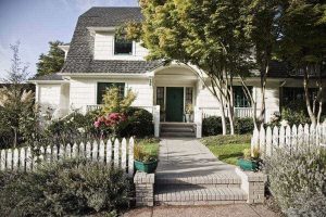 Entrada a una casa con puerta antigua